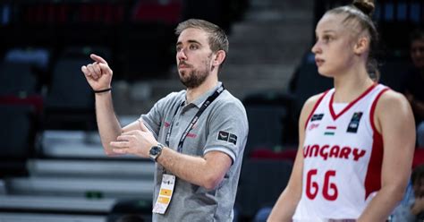 Tursics Krisztián, a magyar U20-as női válogatott edzője instrukciókat ad