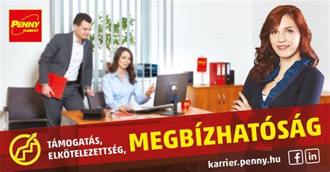 Ügyfélszolgálati asszisztens mosolyogva segít telefonon
