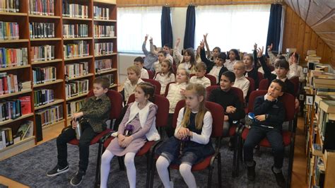 Gyerekek szavalnak a répcelaki szavalóversenyen