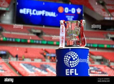EFL Trophy trófea a Wembley Stadionban