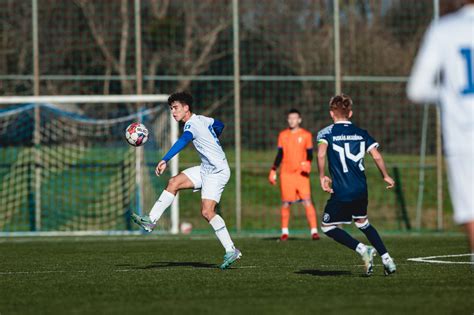 Fiatal játékosok futballmérkőzés közben