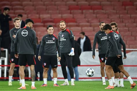 Az Arsenal játékosai edzésen az Emirates stadionban.