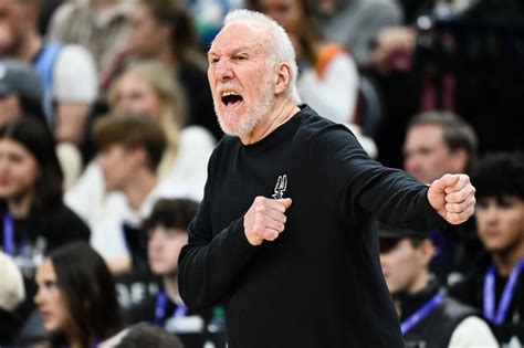 Gregg Popovich a pálya szélén mérkőzés közben