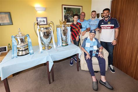Geoffrey Rothband a Manchester City trófeákkal otthonában