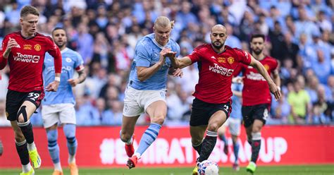 Manchester City és Manchester United szurkolók a derbin