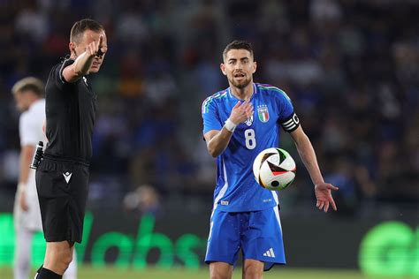Jorginho labdával a középpályán