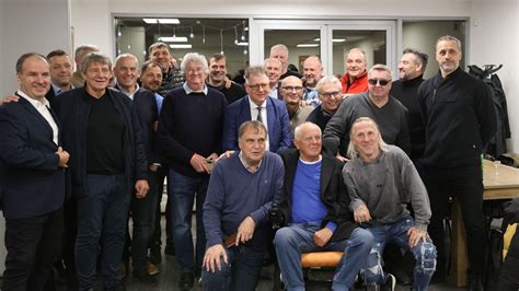 A Dunaferr bajnokcsapat tagjai a 25 éves jubileumon