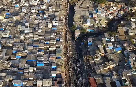 Nyomornegyed Mumbaiban, illusztrálva a gyors urbanizáció kihívásait