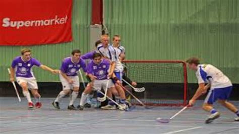 Floorball játékosok akcióban
