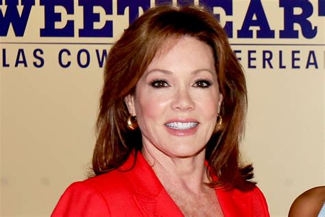 Kelli Finglass, a Dallas Cowboys Cheerleaderek vezetője, a csapat tagjaival