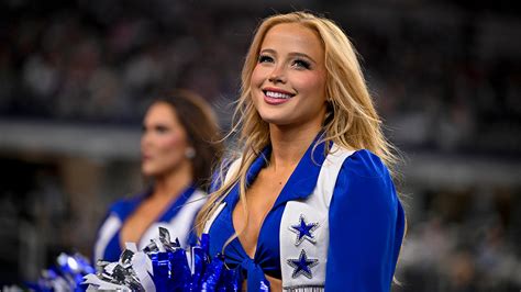 A Dallas Cowboys Cheerleaderek jellegzetes öltözéke a pályán