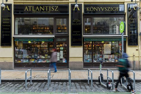 Könyvesbolt belső tere, könyvekkel tele