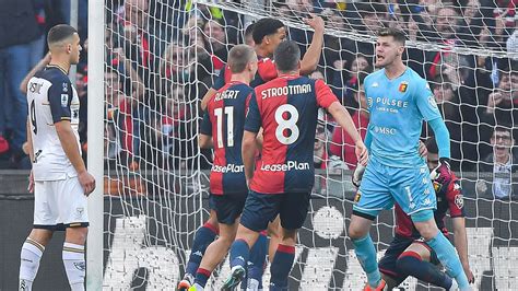 Genoa játékosok ünneplik a gólt