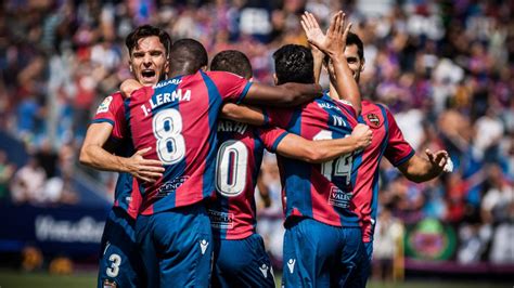 A Levante UD játékosai gólörömben az első félidőben