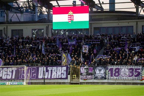 Újpest szurkolók énekelnek egy meccsen