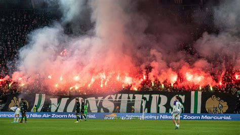 Újpest - Fradi derby szurkolói transzparensekkel