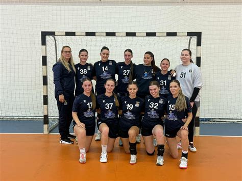 Lány floorball csapat ünnepli a győzelmet