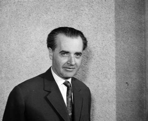 Mándy Iván írógép előtt