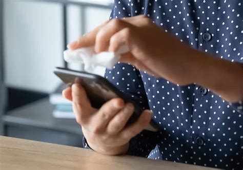 Mobiltelefon mikrofonjának helye és tisztítása