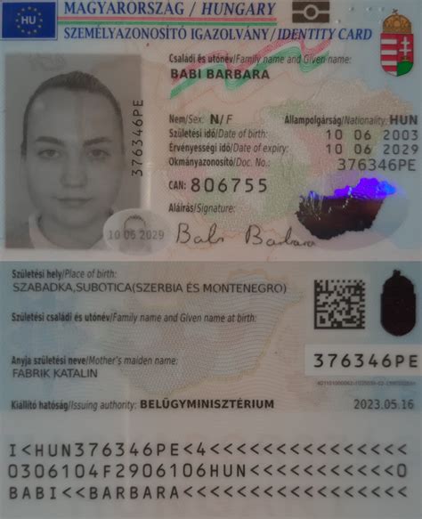 Személyi igazolvány és jegy összehasonlítása egy beléptető kapunál