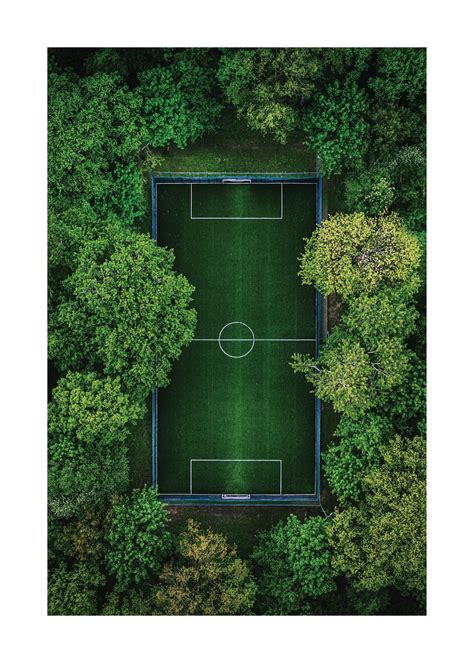 Futballpálya és a megengedett cipőtípusok illusztrációja