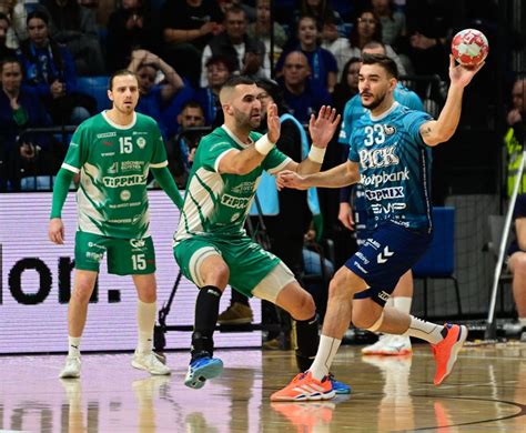 Bíró Gyula, az MTK játékosa labdával