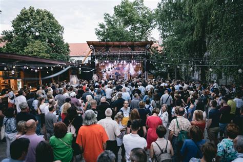Kobuci Kert sportközvetítés a Zichy-kastély parkjában