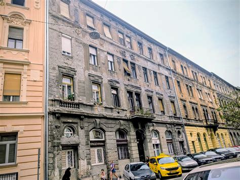 A Trévise utca kosárlabdapályájának belső képe az oszlopokkal