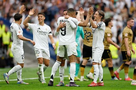 Gyenyisz Cserisev a Real Madrid mezében gólöröm közben