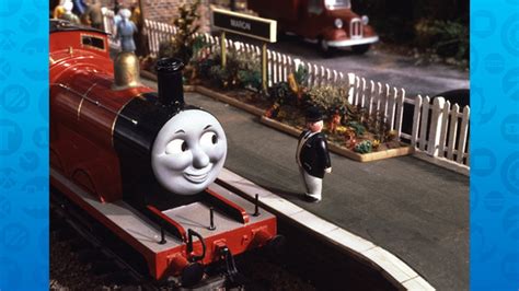 Thomas, a gőzmozdony a vasútállomáson emberekkel