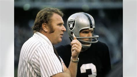 John Madden, az Oakland Raiders edzőjeként a Super Bowlban