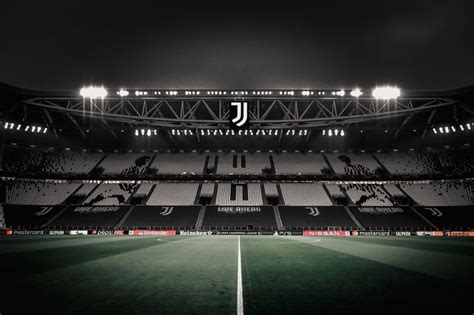 A Juventus Allianz Stadion látképe és a csapat logója