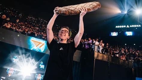 Dr. Bausffs élőben streamel League of Legends játék közben
