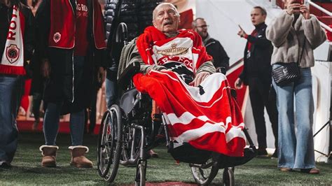 Fazekas László portréja futballmezben