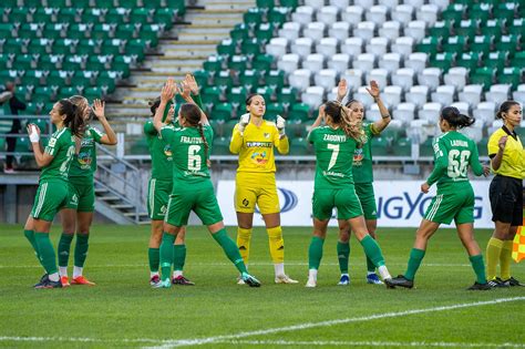 Az ETO FC női csapatának játékosai meccs előtt