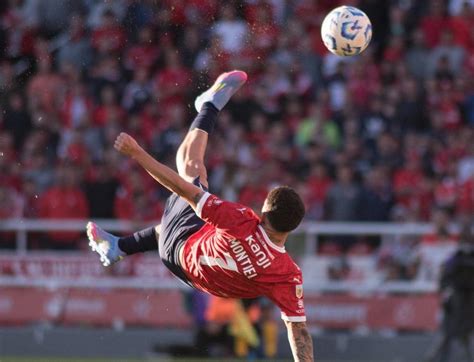 Santiago Montiel ollózós gólja az Independiente színeiben az argentin bajnokságban