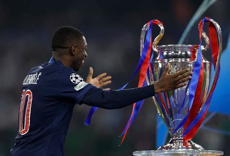Ousmane Dembélé a FIFA The Best trófeával a dohai gálán