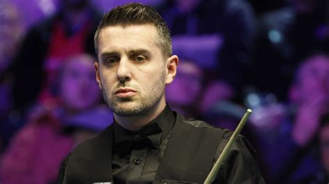 Mark Selby játék közben, fókuszált arckifejezéssel
