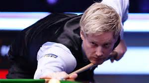 Neil Robertson egy snooker asztal előtt