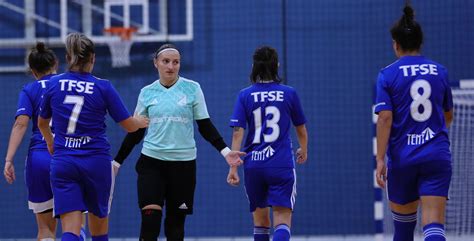 A TFSE női futsal csapatának kupagyőzelmi ünneplése