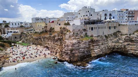 Polignano a Mare sziklákra épült városképe