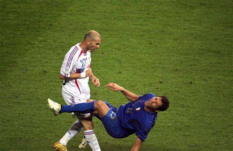 Materazzi a földön fekszik a 2006-os VB döntőben