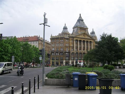 Budapest Erzsébet tér, a BL-trófea másolatával