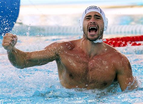 Benedek Tibor a dobogón, olimpiai aranyéremmel