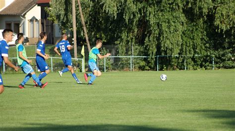 Labdarúgó mérkőzés a Kisgyőr pályáján