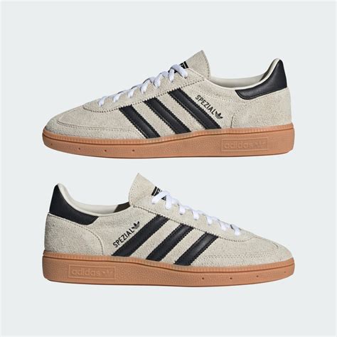 Különböző stílusú outfitek adidas Handball Spezial cipővel