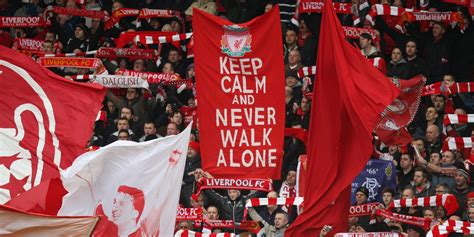 Liverpool szurkolók éneklik a You'll Never Walk Alone dalt