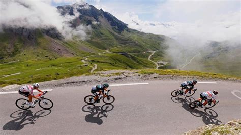 Tour de France versenyzők a Col du Tourmalet emelkedőjén