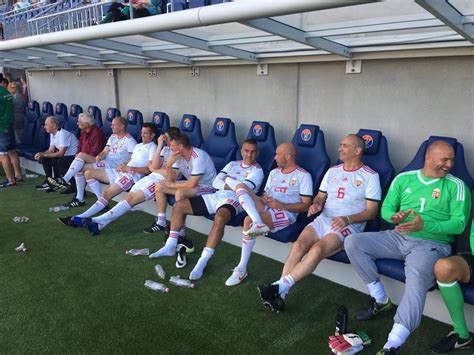 A Vasas korábbi bajnokcsapatainak legendái a stadionavató ünnepségen