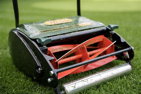 A frissen telepített gyepszőnyeg és a stadion külső homlokzata
